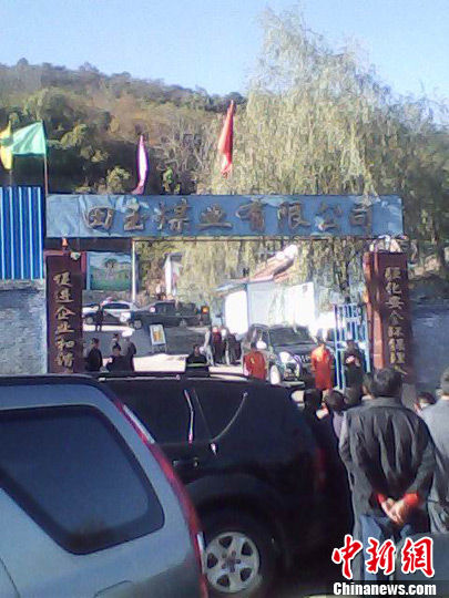 图为田玉煤矿大门口场景。贺向前 摄