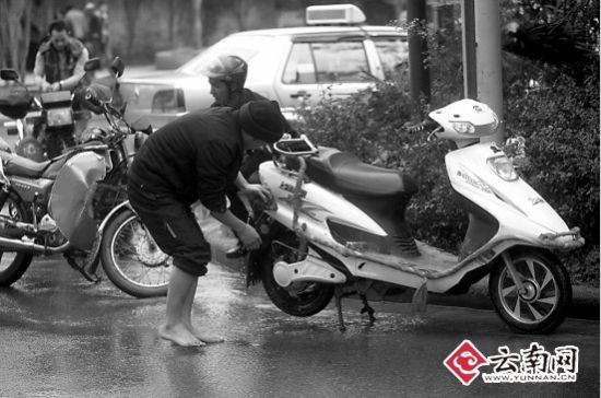 ����˨��ײ��ˮ��һ������500ԪѰ�����³�