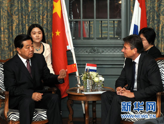 10月27日，全国政协主席贾庆林在海牙会见荷兰副首相兼经济、农业与创新大臣费尔哈根。 新华社记者刘建生摄