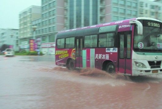 暴雨引发内涝，公交车在积水中行驶