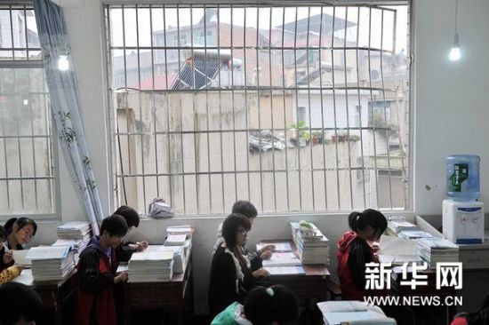 ����ͼƬ��11��3�գ��ھ��뱬ը�㲻Զ�ĸ�Ȫ�е�����ѧ��ѧ������δ��װ�ô����Ľ������ϿΡ����գ����ݸ�Ȫ��ը�¹���4������ѧУ��5000����ѧ���Ѹ��Ρ��»������ŷ������