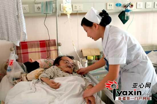 新疆知名残疾人书画家袖珍人柴启青病卧在床