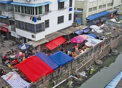 上陡门有个马路菜场"七十二家房客"很烦恼