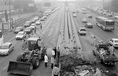 30吨红土添堵京藏高速 事发北郊农场桥造成双