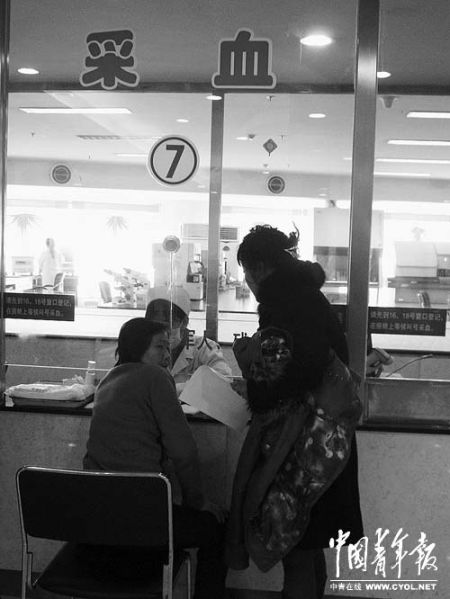 1121磬һںƽҽԺ¥ĻĲѪ顣1114գƽҽԺֹͣ˽ĻƵĹؼ豸ǰԺԱ뵽¥ĻȥѪ顣ߣ