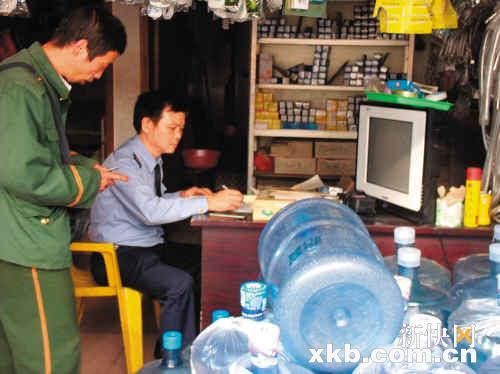 桶装水卫生调查续 两家无证照送水站被取缔