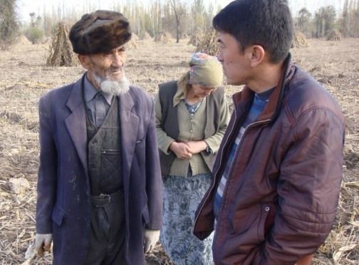 艾尼亚特·斯拉木:砍树卖牛 建震不倒的桥坚强