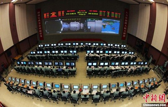 资料图：2011年11月14日晚，天宫一号与神舟八号实现第二次交会对接。图为神舟八号与天宫一号对接中的北京航天飞控中心。中新社发 秦宪安 摄