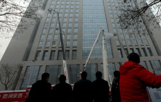 世界最高云梯车西安首演高空救人