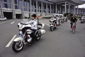 ����Ħ�г���ǰ�濪��