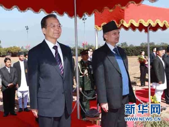  1月14日，国务院总理温家宝抵达加德满都，开始对尼泊尔进行正式访问。这是温家宝出席尼泊尔总理巴特拉伊举行的欢迎仪式。 新华社记者刘卫兵 摄