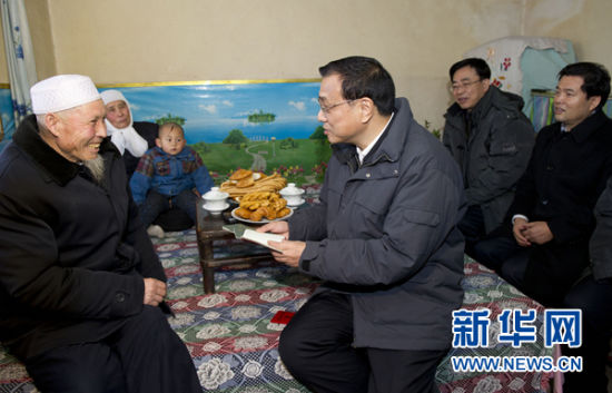这是1月16日，李克强在固原市原州区开城镇看望退伍老战士、优抚对象马启龙（前左）一家。 新华社记者黄敬文摄 