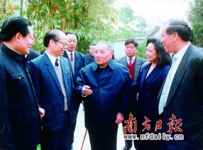 1992年1月，邓小平在深圳迎宾馆散步时和谢非（左二）等同志亲切交谈。梁伯权 摄