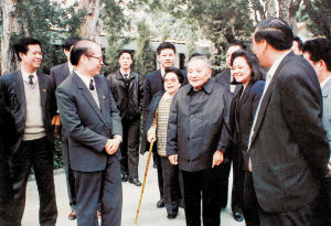 ��Сƽ1992��1�������ڣ�ͼƬ��һΪ��������������ʱ�Ρ����������������ܱ༭���˺���׫д��ƪͨѶ�������������۴���������������޴��졣 ��ʽ�� ͼ