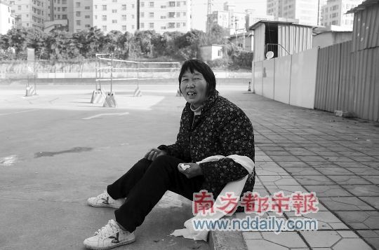 洗手间门撞伤头女工脑出血亡
