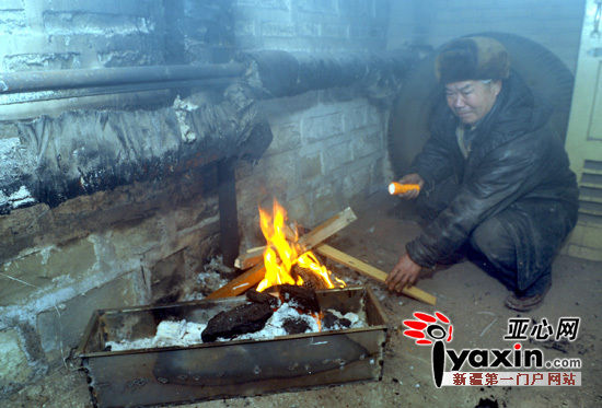 乌鲁木齐一家属院部分住户暖气不热架火烤管道