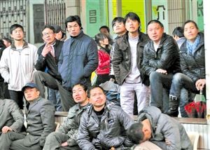 劳务市场里有人淡定有人焦灼 2012寻梦温州的人啊