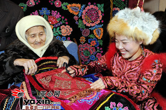 新疆84岁哈萨克族刺绣大师认亲收徒传承民族