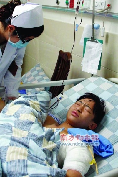 小伙初到东莞勇斗劫匪