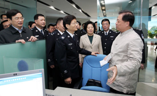 2月15日至18日，国务委员、公安部部长孟建柱先后来到厦门、泉州、莆田、平潭、福州等地，深入公安基层所队、街道社区，考察调研公安工作，亲切慰问广大公安民警，走访人民群众，征求意见建议。图为孟建柱在厦门市公安局出入境办证大厅调研。