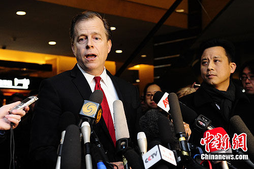 2月23日下午，在推迟了约1个小时后，美国朝鲜政策特别代表格林·戴维斯(左)在北京威斯汀酒店举行了记者见面会。戴维斯称他与朝鲜外务省第一副相金桂冠之间的美朝第三次高级别对话首日会谈结束，双方24日仍将继续对话。中新社记者 侯宇 摄
