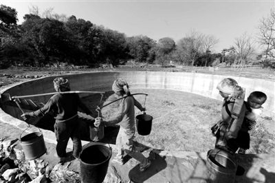 2月24日，连续干旱，云南省红河三家村村民吃水要到十公里外的水源点去买。新华社记者 秦晴 摄