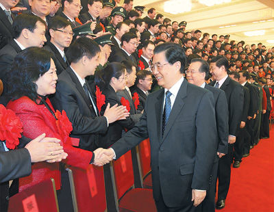 2月27日，全国双拥模范城（县）命名暨双拥模范单位和个人表彰大会在北京人民大会堂举行。会前，胡锦涛、温家宝、习近平等会见全体与会代表。新华社发