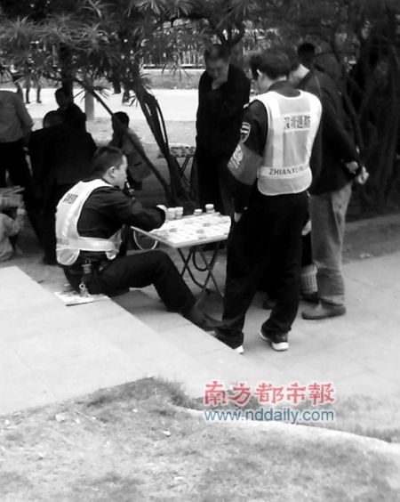 上班时间当街下棋