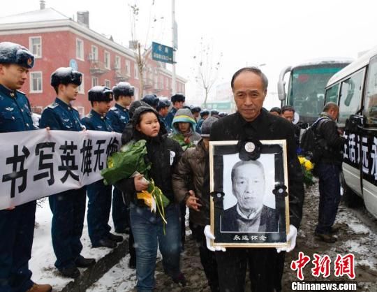 拾荒助学老兵辞世数千民众雪中送别