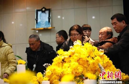 拾荒助学老兵辞世数千民众雪中送别