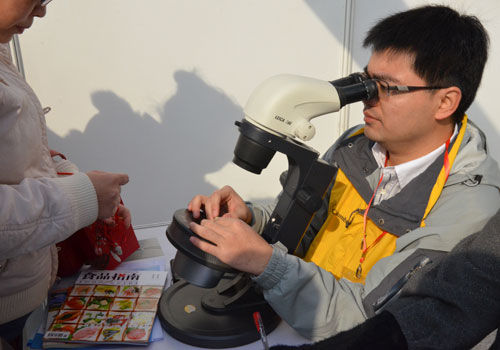 3·15国际消费者权益日现场咨询检测服务活动。新华网 苏影摄