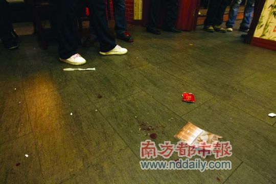 醉民警闹事包房内撒尿