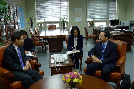 马朝旭部长助理会见峰会韩国协调人金奉炫副外长 图片来源：外交部网站