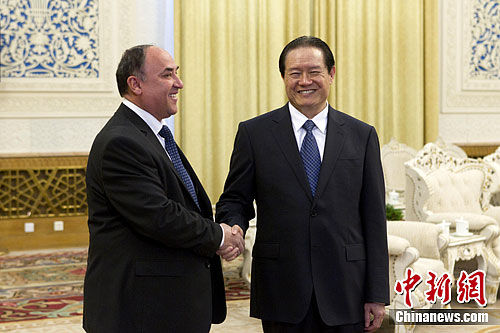 中共中央政治局常委、中央政法委书记周永康3月26日在北京人民大会堂会见了以副主席拉季波夫·阿斯罗尔为团长的塔吉克斯坦人民民主党干部考察团。中新社记者 盛佳鹏 摄