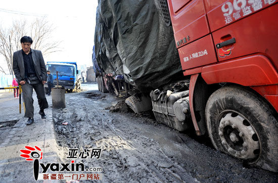 乌市仓房沟东路,载有31吨货物的半挂货车,轮胎的三分之二已经陷入泥浆