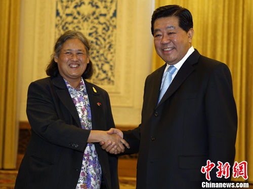  4月5日下午，中国全国政协主席贾庆林在北京人民大会堂会见泰国玛哈扎克里·诗琳通公主殿下。诗琳通公主应中国政府邀请，于4月3日至6日访华。中新社发 任晨鸣 摄 