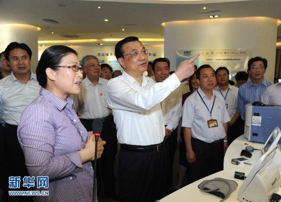 3月30日至4月2日，在出席博鳌亚洲论坛2012年年会期间，中共中央政治局常委、国务院副总理李克强来到海口、澄迈、琼海等地进行考察调研。这是3月30日，李克强在澄迈县的海南生态软件园考察时，通过数字医疗远程系统与北京的医务工作者通话。 新华社记者 饶爱民 摄  