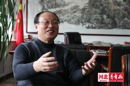 河北科技大学党委书记计卫舸欢迎省会市民在"校园开放日"到科大赏樱花