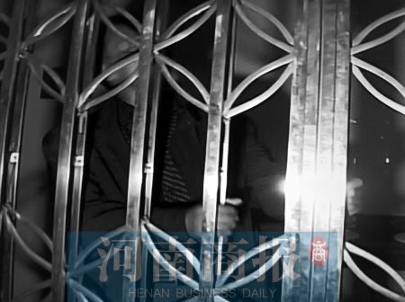 进公厕“方便”,出来不方便