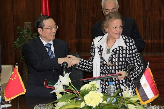 宋爱国大使与埃及规划与国际合作部部长阿布·纳贾正在签署协议（张梦旭摄）