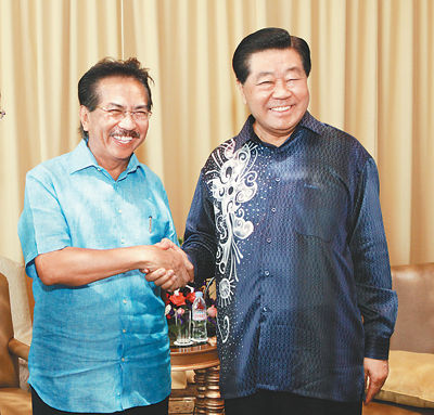 四月十四日，全国政协主席贾庆林在赴新西兰访问途中经停马来西亚沙巴州首府哥打基纳巴卢期间，会见沙巴州首席部长穆萨·阿曼。新华社记者 刘卫兵摄