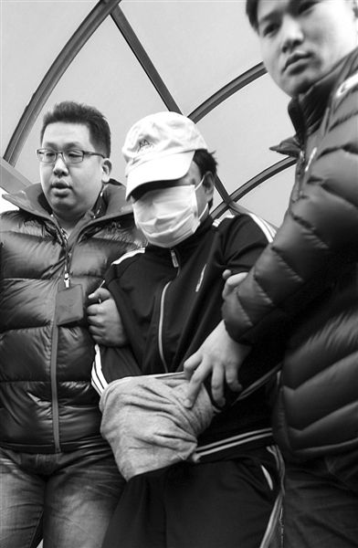 2011年12月12日，韩国，涉嫌刺死海警的中国渔船船长被押往警局。资料图片