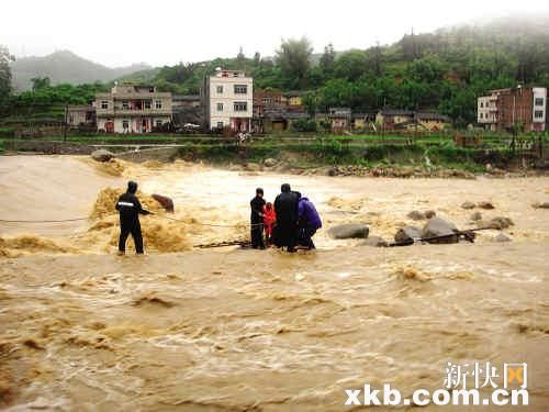 全省三万多人因雨受灾四名学童看洪水被冲走