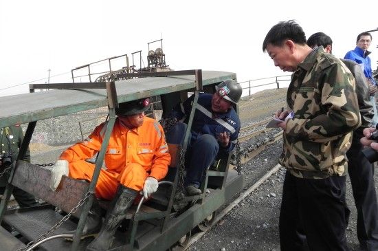 经过8个多小时的紧张救援，救援人员共找到9名矿工遗体，遗体已全部升井。新华社记者李云平摄