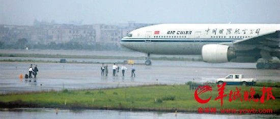 旅客闯入广州白云机场停机坪。图片来源：羊城晚报