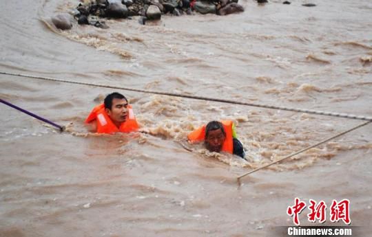 暴雨致水库泄洪浙江文成一老人被困河中间获救