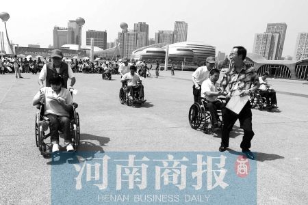 趣味运动赛残疾人乐了