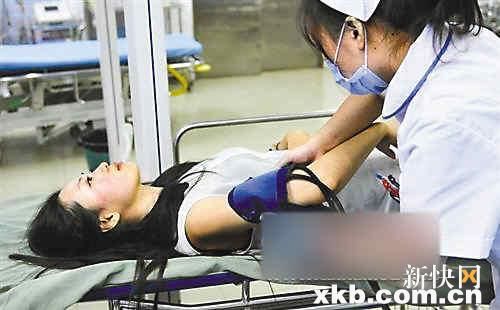 厦门机场贵宾室石砖突掉落 旅客头部被砸 厦门机场贵宾室石砖突掉落 旅客头部被砸