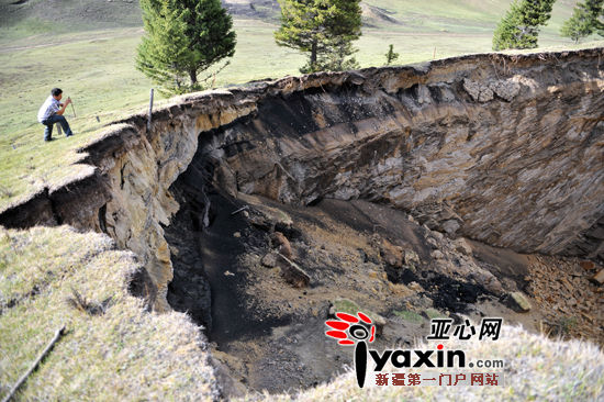 新疆南山山脉煤矿开挖致草场植被遭破坏山体塌陷如削半张脸