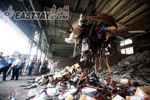 上海销毁非法枪爆物品 涉及枪械300支子弹80
